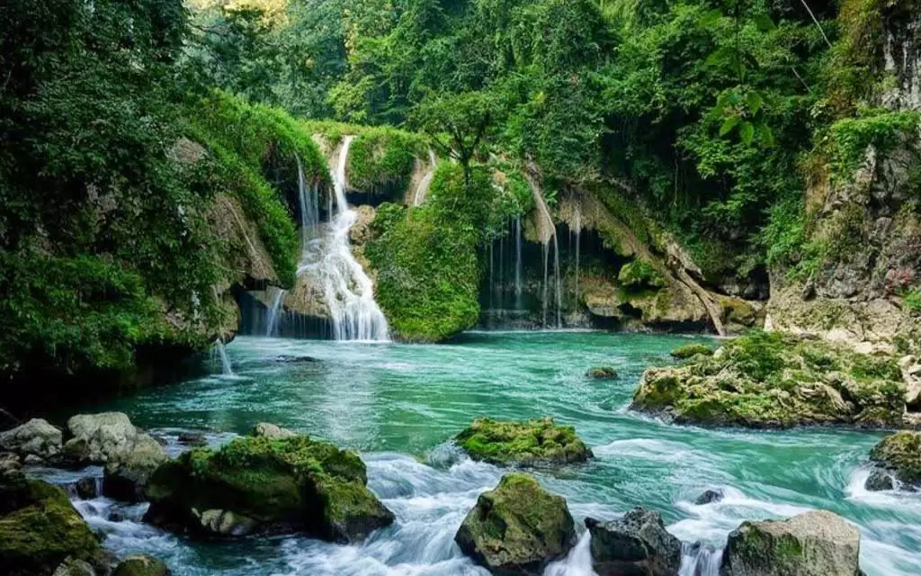 Kbal Chhay Waterfalls cascading through lush greenery in Cambodia