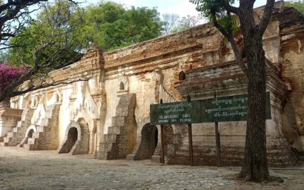 TILAWKAGURU BUDDHA CAVE