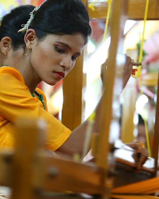 Robe Weaving Contest